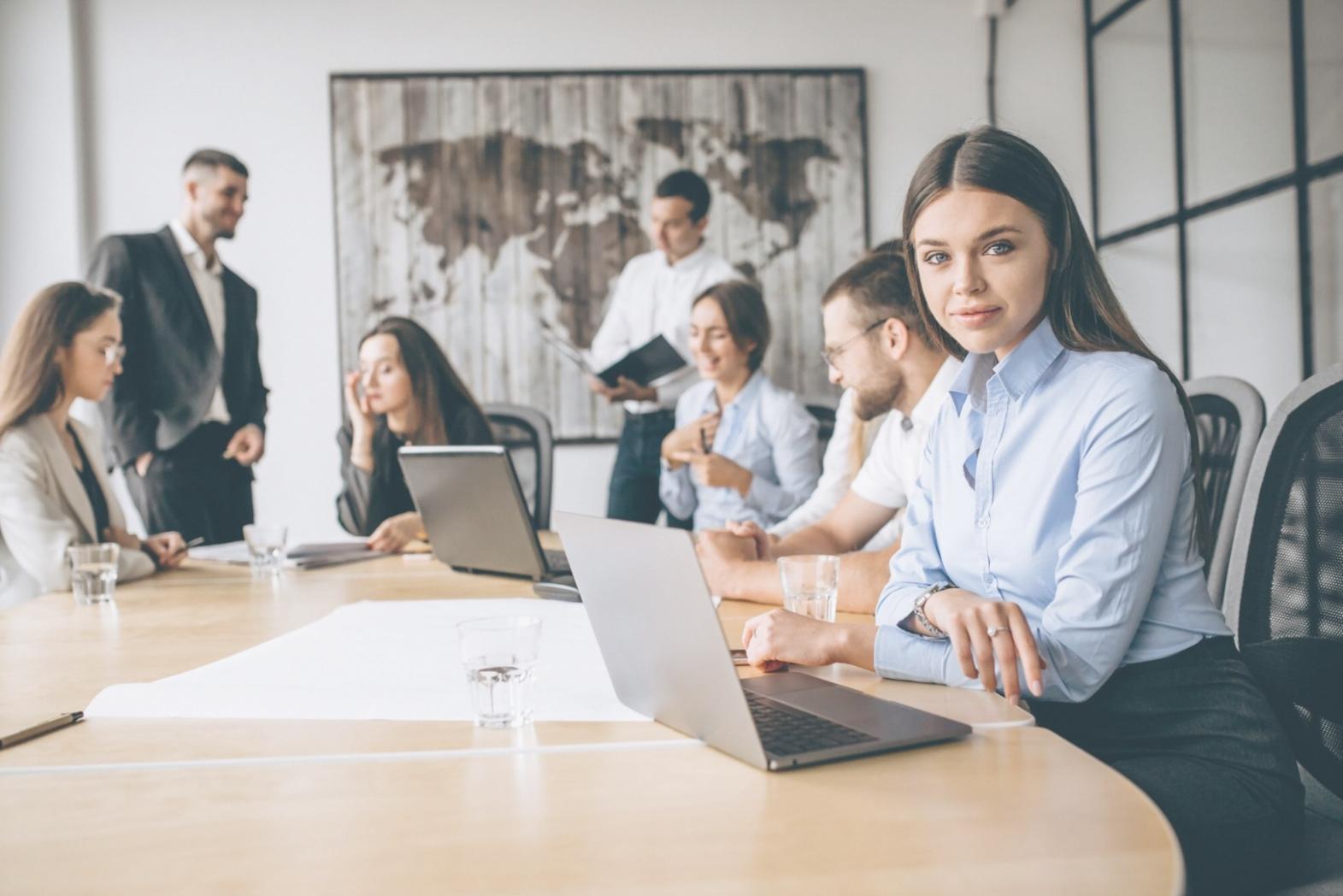 Espace de travail avec outils financiers et ordinateur